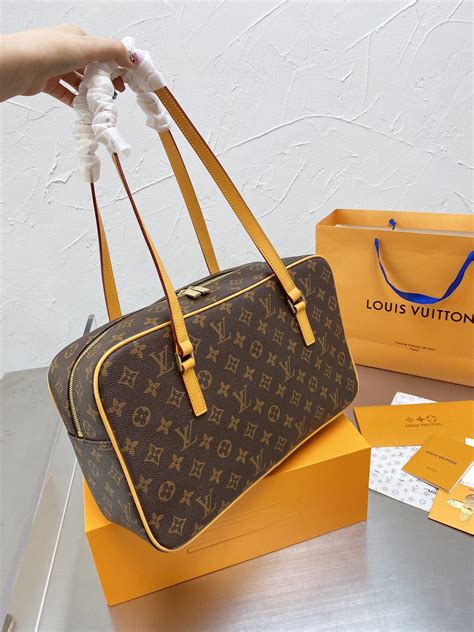 borsa louis vuitton modello rettangolare con manico corto|portafogli louis vuitton.